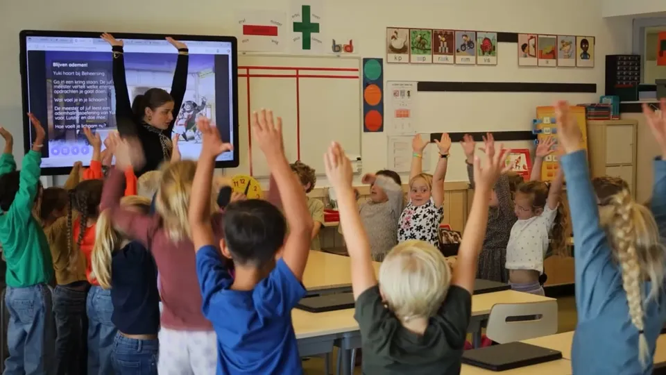 Kinderen in de klas doen samen een HiRO oefening